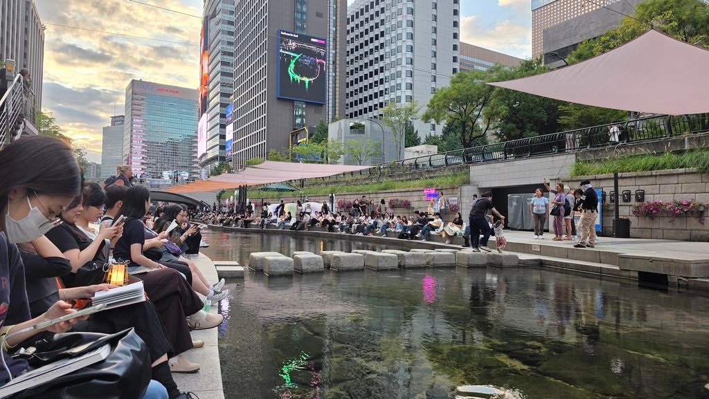 Cheonggyecheon outdoor library book light and index tab rental booth