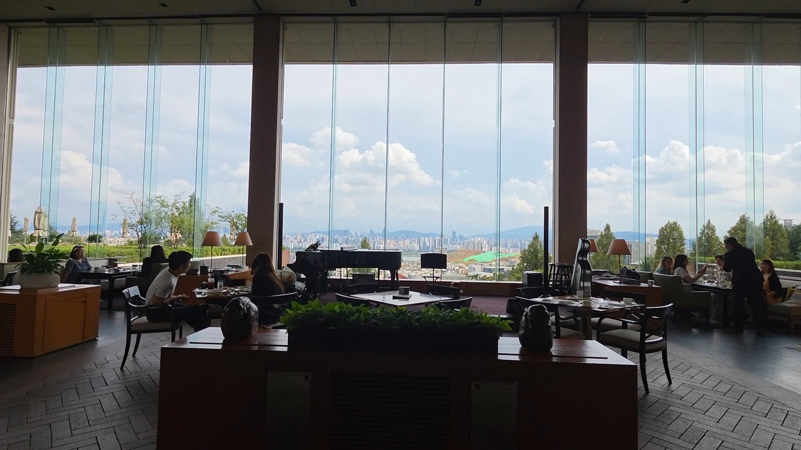 Another view of the Grand Hyatt Seoul lounge